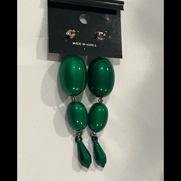 VINTAGE FASHION JEWELRY/green drop earrings - Picture 4 of 4